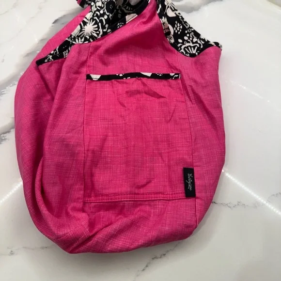 NWOT Thirty-One Vibrant Pink Tote/ Black Floral Crossbody Hobo REVERSIBLE Bag - Picture 3 of 11